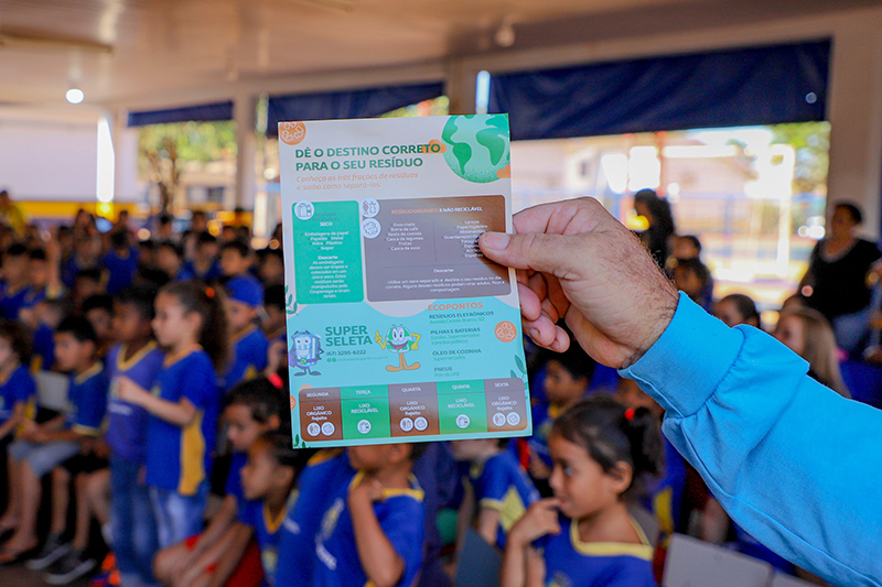 Teatro e palestra levam conscientizaÃ§Ã£o sobre dengue e coleta seletiva aos alunos da Rede Municipal de Ensino em SÃ£o Gabriel do Oeste