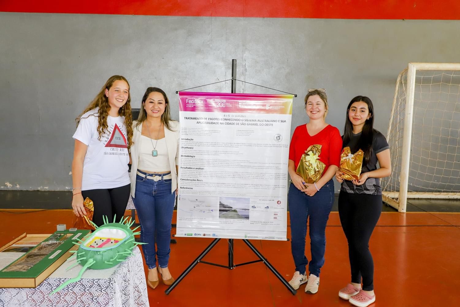 ESTUDANTES DE SÃO GABRIEL DO OESTE SÃO DESTAQUE COM PROJETO CIENTÃFICO EM FEIRAS NACIONAIS COM O TEMA TRATAMENTO DE ESGOTO DO MUNICÃPIO